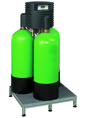 GB Enthärtungsanlage Delta-p1 1/4" I Podest mit Behälter 80